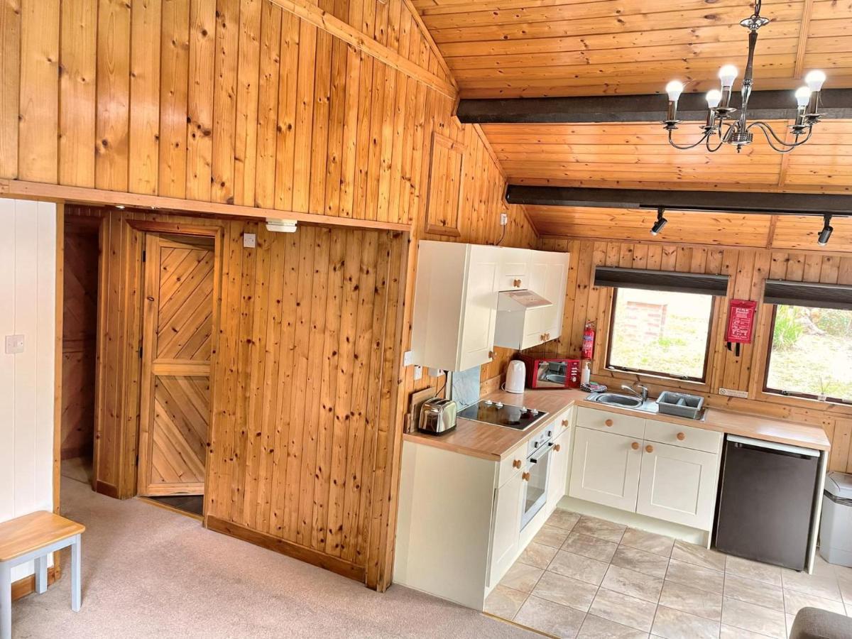 The Squirrel Lodge - Hot Tub - Pet Friendly - Pembrokeshire-Tenby Carmarthen Exteriör bild