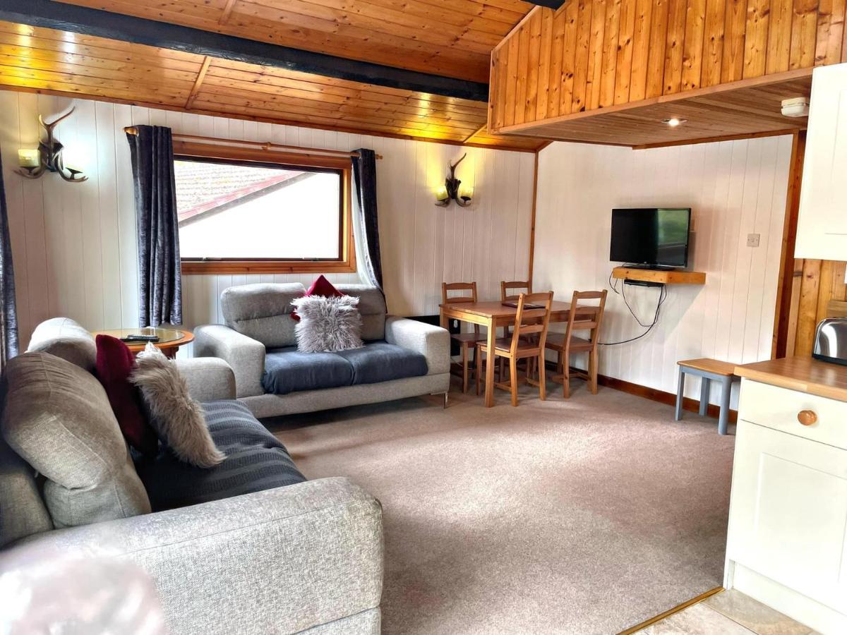 The Squirrel Lodge - Hot Tub - Pet Friendly - Pembrokeshire-Tenby Carmarthen Exteriör bild