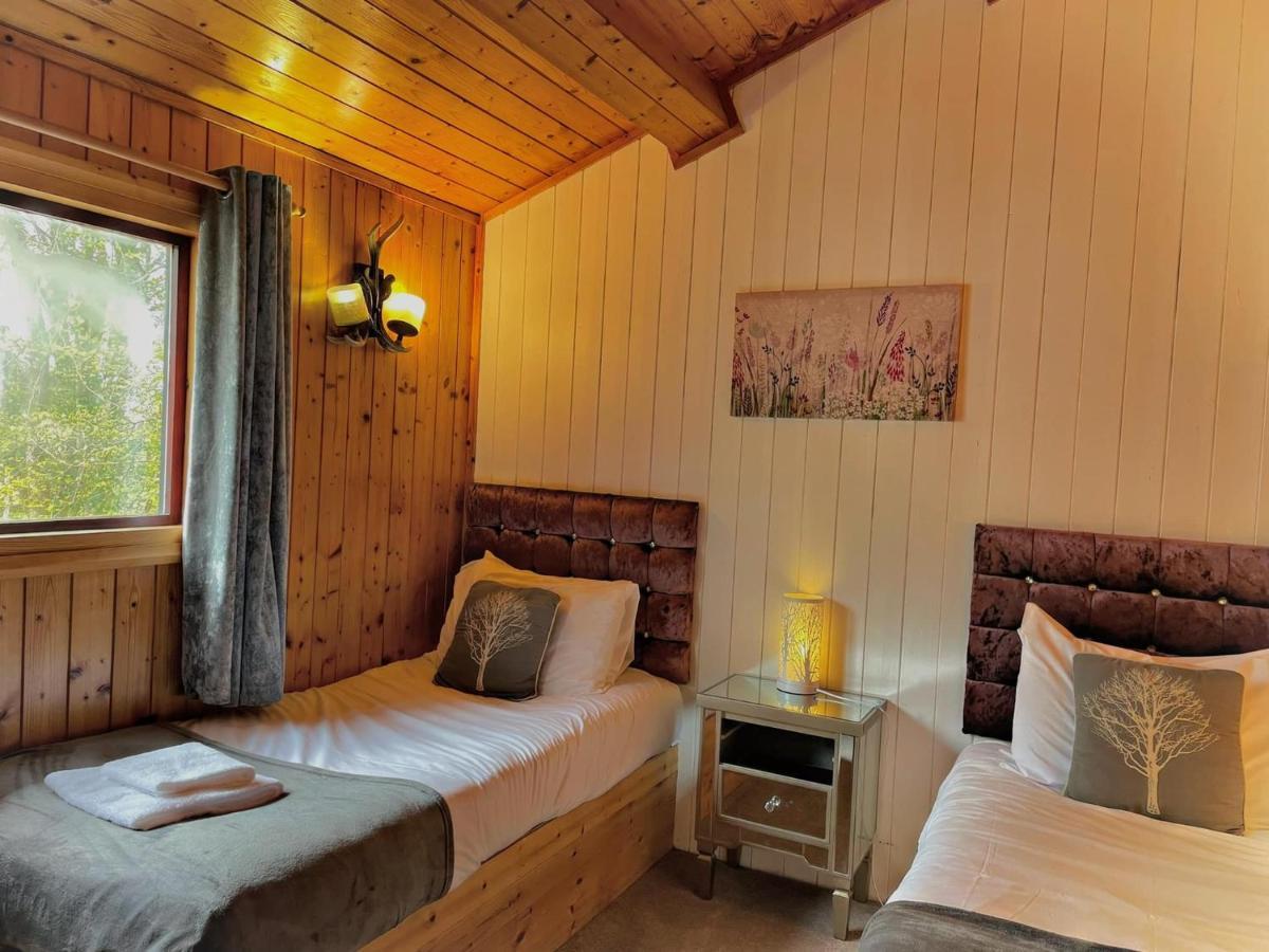 The Squirrel Lodge - Hot Tub - Pet Friendly - Pembrokeshire-Tenby Carmarthen Exteriör bild