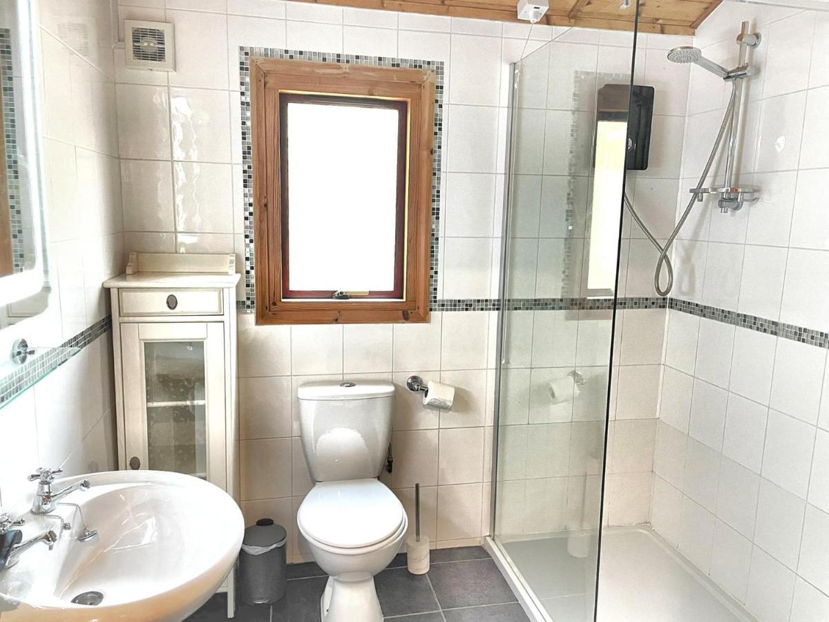 The Squirrel Lodge - Hot Tub - Pet Friendly - Pembrokeshire-Tenby Carmarthen Exteriör bild