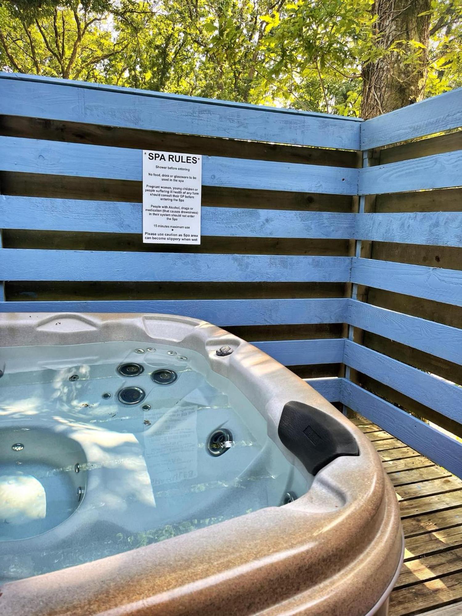The Squirrel Lodge - Hot Tub - Pet Friendly - Pembrokeshire-Tenby Carmarthen Exteriör bild