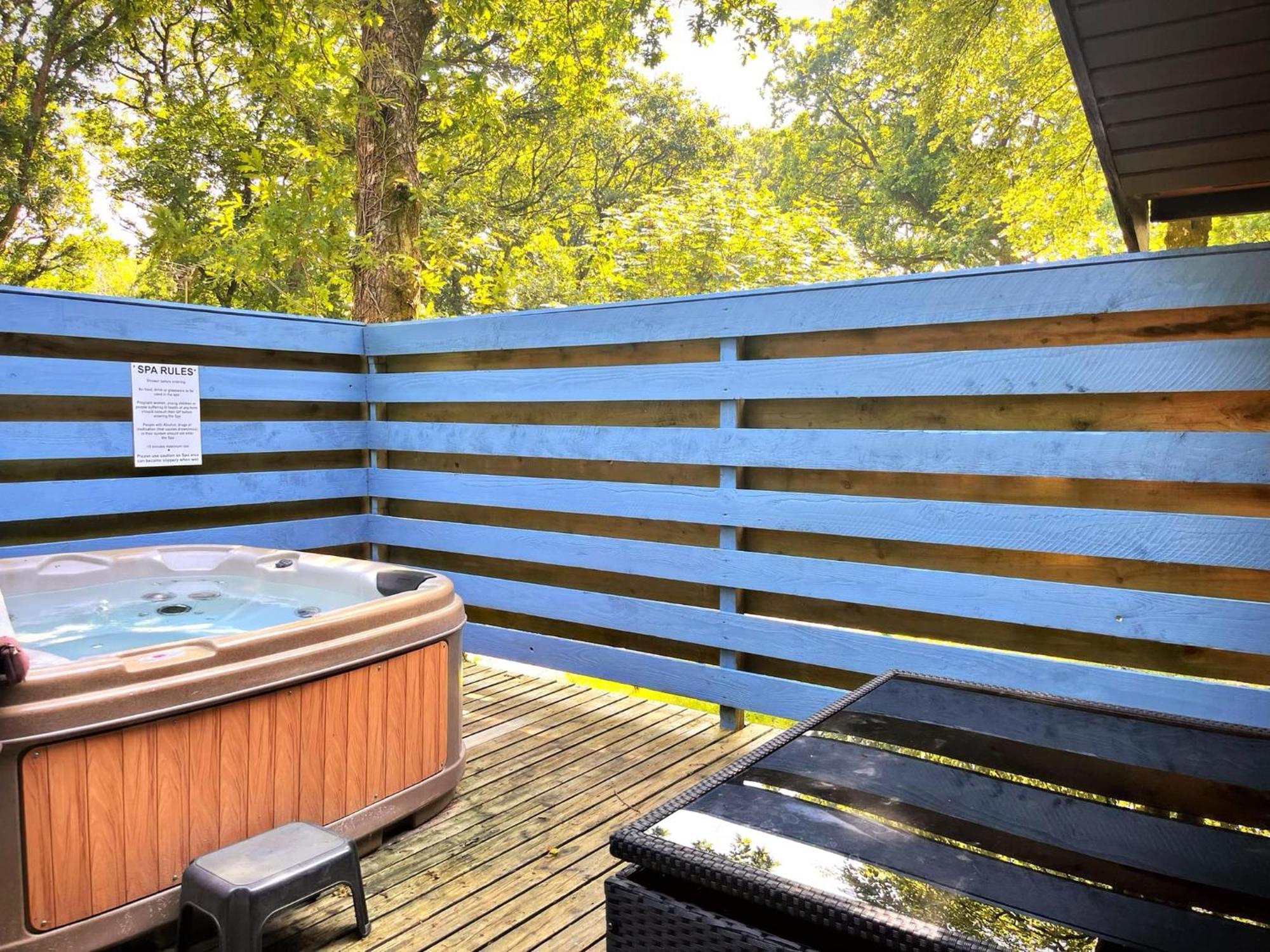 The Squirrel Lodge - Hot Tub - Pet Friendly - Pembrokeshire-Tenby Carmarthen Exteriör bild